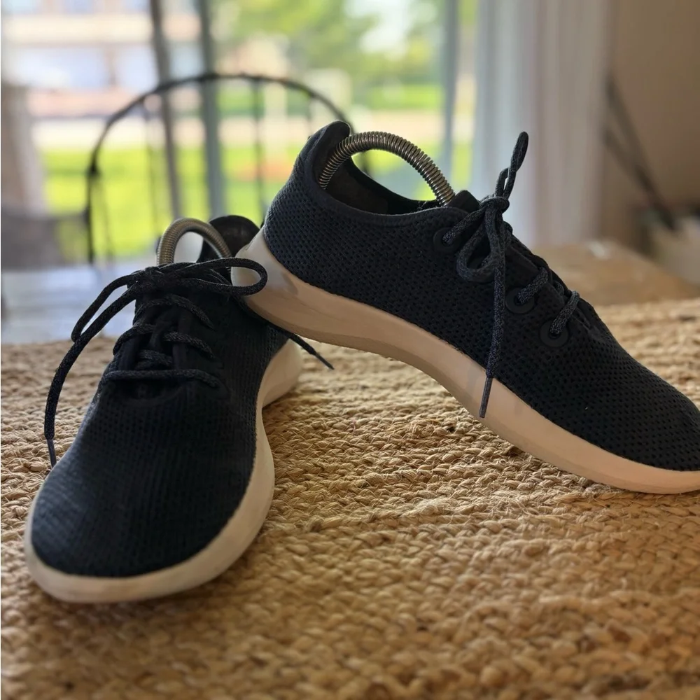Men’s‎ Allbirds Tree Runner Sneakers Navy and White- Size 9